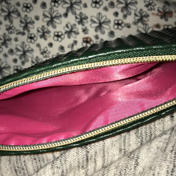 An ipsy hand bag - Picture 2 of 3